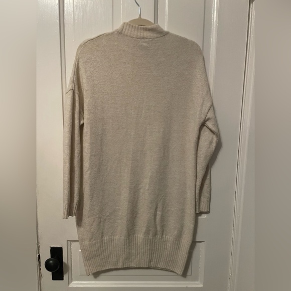 Cozy Oversized Sweater Dress with Pockets - Picture 8 of 9